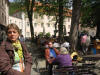 Sabine unschlüssig im Biergarten